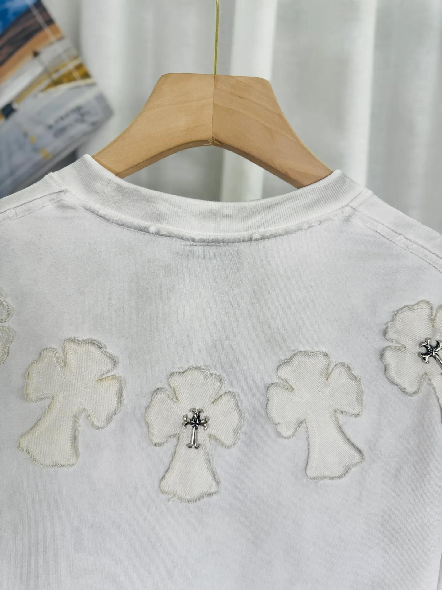 P250 top version, real shot without P, ​​different from market currency) 𝗖𝗵𝗿𝗼𝗺𝗲 𝗛𝗲𝗮𝗿𝘁𝘀/Cro Heart 2025 Autumn and Winter Horseshoe Cross Appliqué Embroidered Couple Casual Long Sleeve 👑The highest version! Customized fabric 320g fabric! Horseshoe cross patch embroidery, a best-selling model at the counter, very comfortable to wear. Accessories: original molded and authenticated collar label ➕ 100% silk wash water label. Genuine purchase-grade original hangtag➕matching hanging rope➕3D hanging beads➕original packaging bag. Craftsmanship: The original version has consistent wiring! The highest version of the armhole matching technique! Color: Black Size: S M L XL Style No.: 5172